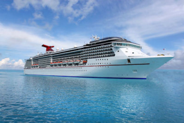 Cruise-ship-in-the-clear-blue-Caribbean-ocean-crucero-en-el-caribe-azul-y-claro